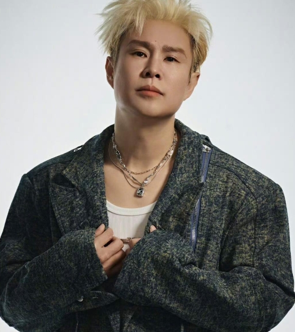 如今这娱乐圈，中年男星们纷纷开启“内卷”模式，小沈阳也在其中走出了独特的转型之路