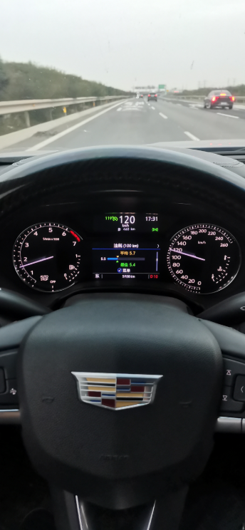 今天第一次跑高速发现到125码以后开始踩油门加速有呜呜口哨声不踩就消失怎么回事，