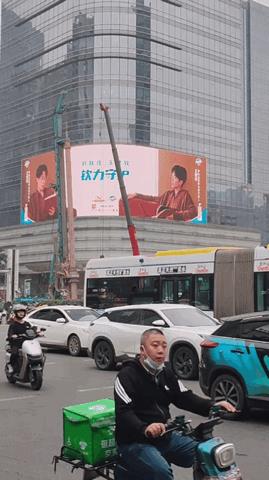 一条路上的大屏，莎莎和楚钦承包了。
这附近的大屏，有莎莎的oppo，莎莎的红旗，