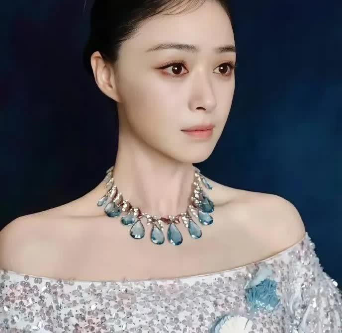 蒋欣，白玉兰奖最佳女配角获得者。

拿到奖的第一件事，竟然是跟经纪人申请吃肉