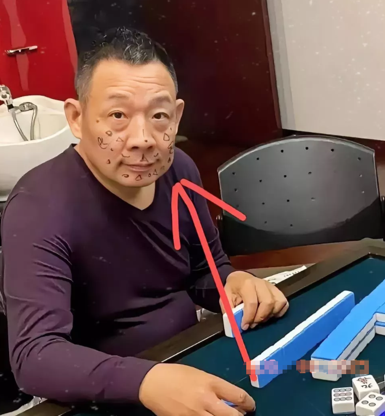 于东来这次捅了马蜂窝。

他怎么也不会想到，

刚宣布新店给服刑人员留2%岗位，