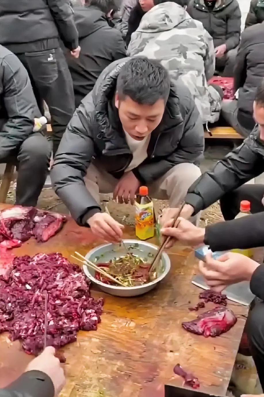 牛肉生切上桌直接蘸料就吃！第一次见这么吃席的！
这是哪里的饮食习惯？有没有知道的
