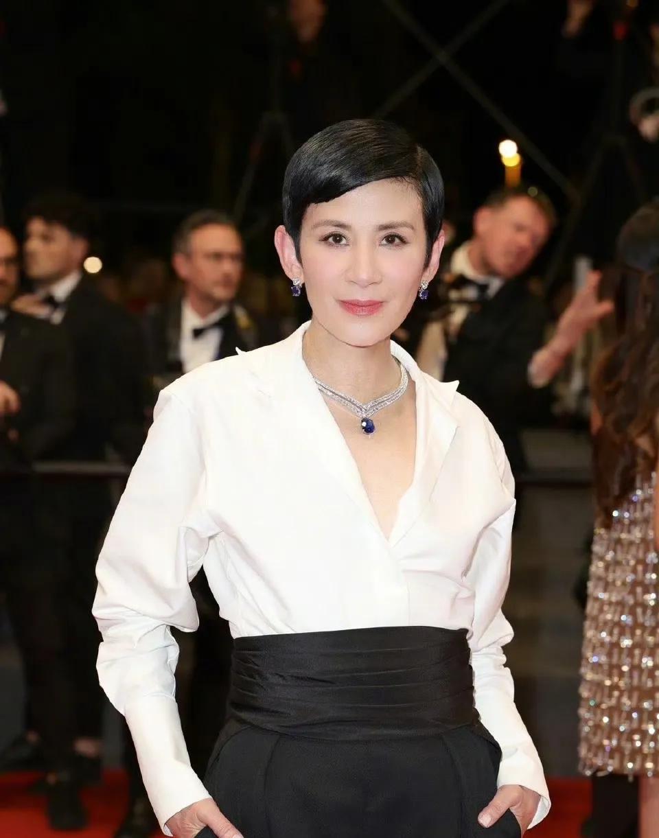 吴君如家庭成员背景:
父亲：吴耀冬，艺名夏春秋，人称“六合彩之父”，主持十多年亚