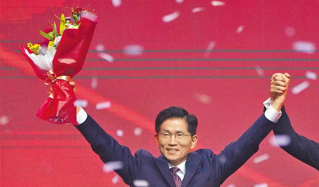韩国在野党要换头头啦











韩国政坛要变天？前总统候选人金文洙突
