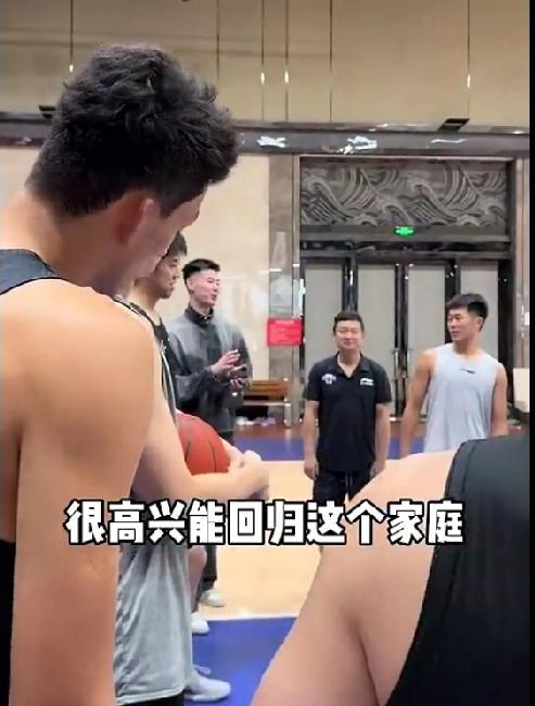 同曦执行球队选项，郭昊文继续留守，应该对比雷蒙再接再厉
险些成为自由球员的郭昊文