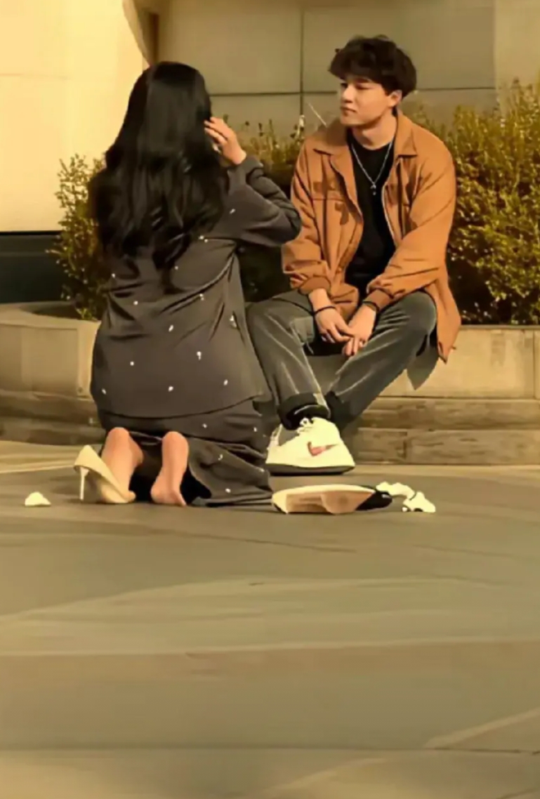 这不是拍段子，这是街头真实的一幕，开始是披头散发的女子一直拦着男子不让走，拖拽十