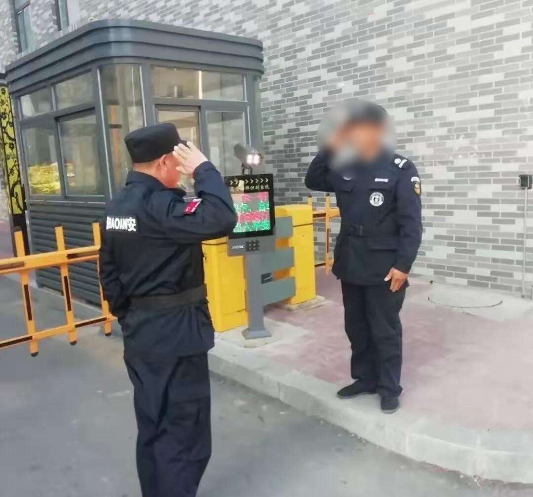 那些领导不知怎么想的，要求清洁工每天早上踢正步。保安交接要相互敬礼。