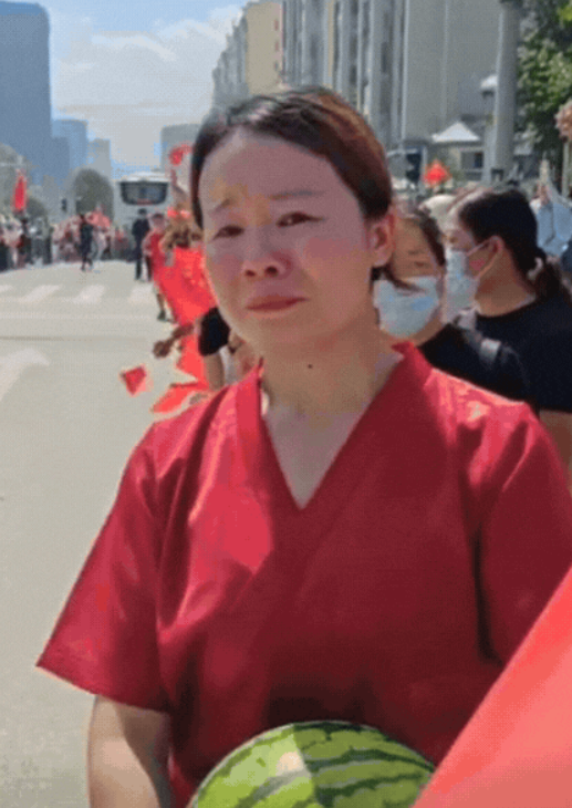上人民日报了！贵州，女子为了送别人民子弟兵，竟然一次性买了10多个西瓜，可是，她