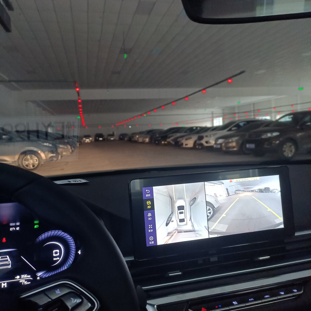 手动挡上山
开着四代手动帝豪上山，在山路上换挡的感觉超
有趣的哦，就是低速转向的