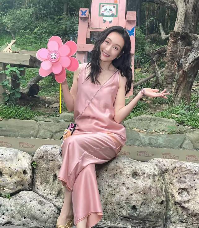 王鸥生完孩子确实老了，穿一身粉色有种“姨太太”的感觉，年龄感很重……
王鸥应该才