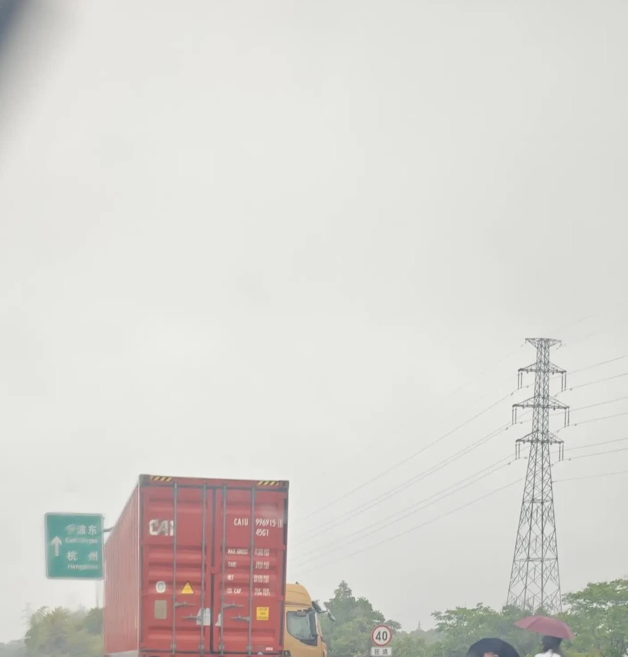 今天，2025年5月5日，早上，宁波持续暴雨，雨水“一脸盆、一脸盆”地往挡风玻璃