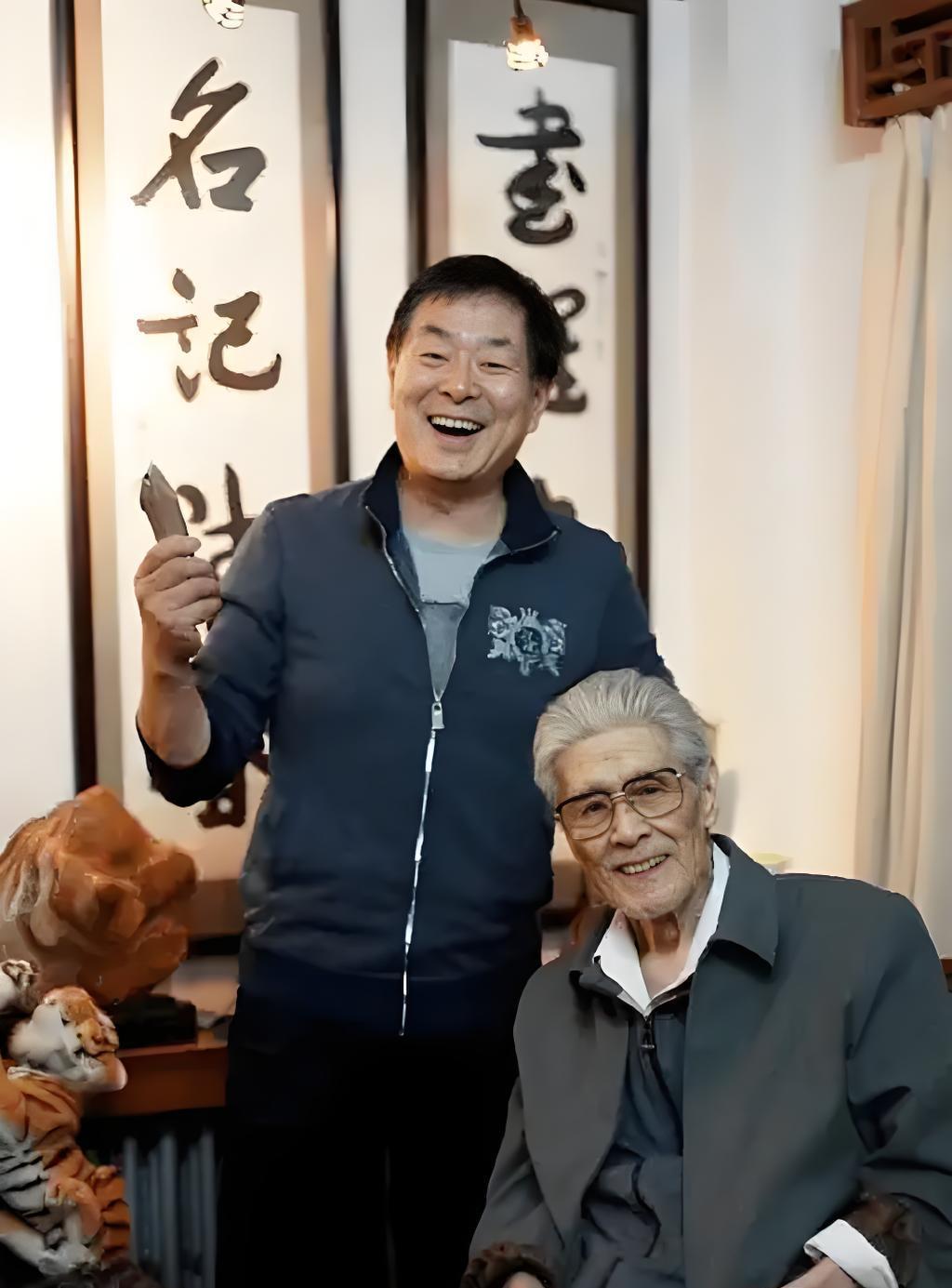 #我的宝藏兴趣#
眼前的年轻帅哥，儒雅俊秀，气质不凡，想必大家一定很熟悉吧。没错