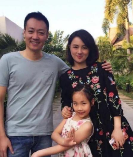 演员辛柏青说：“有次我和老婆朱媛媛吵架，给我气的，我说我惹不起我躲得起吧，我就摔