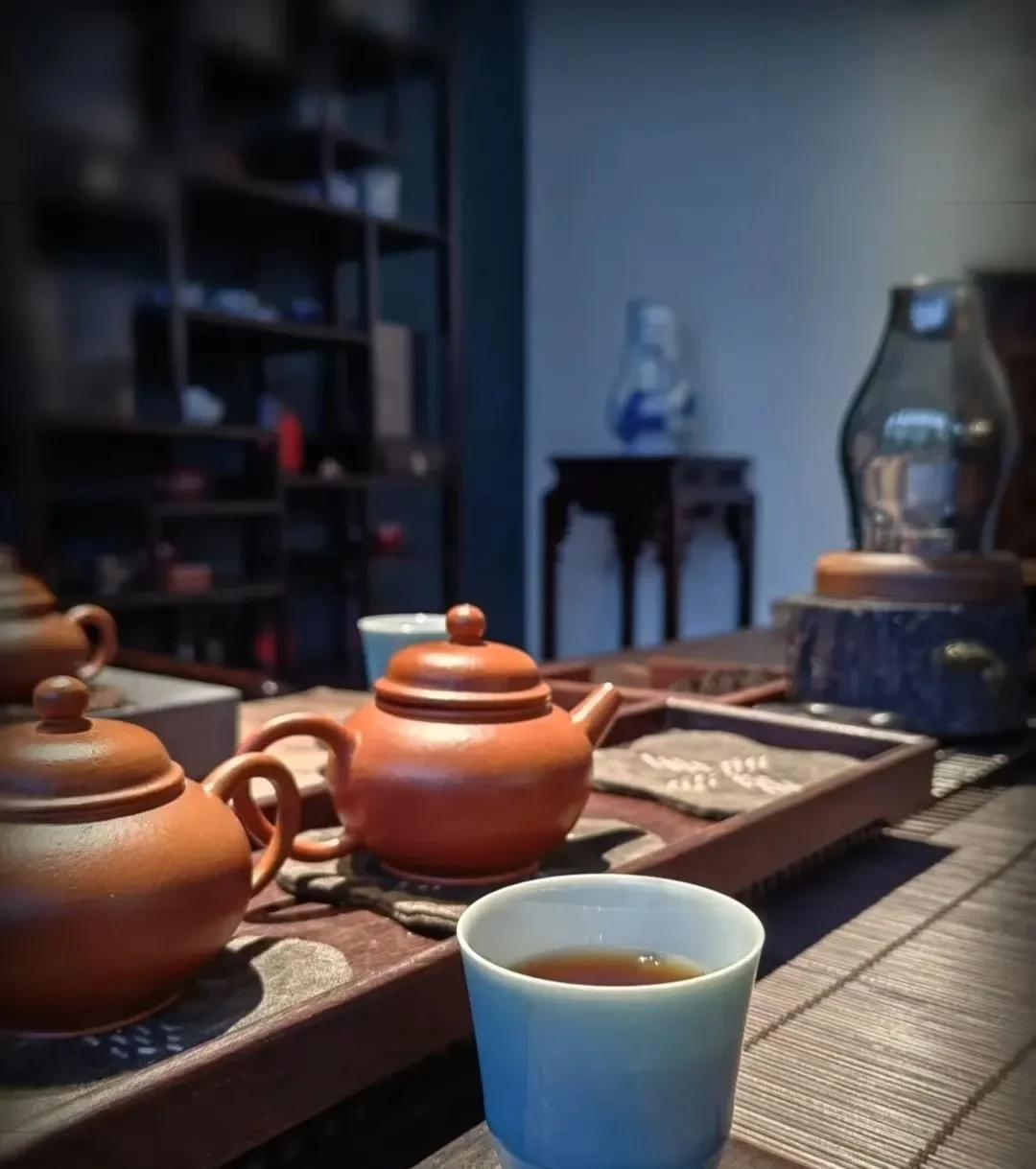 未易相逢轻作别
落花无主醉颜红
江湖摇兀成今日
雨后书堂望断鴻