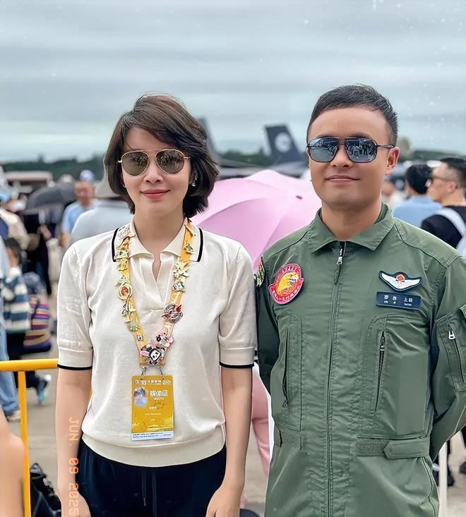 央视新闻主播刘妙然，在珠海航展上与解放军飞行员的合影。