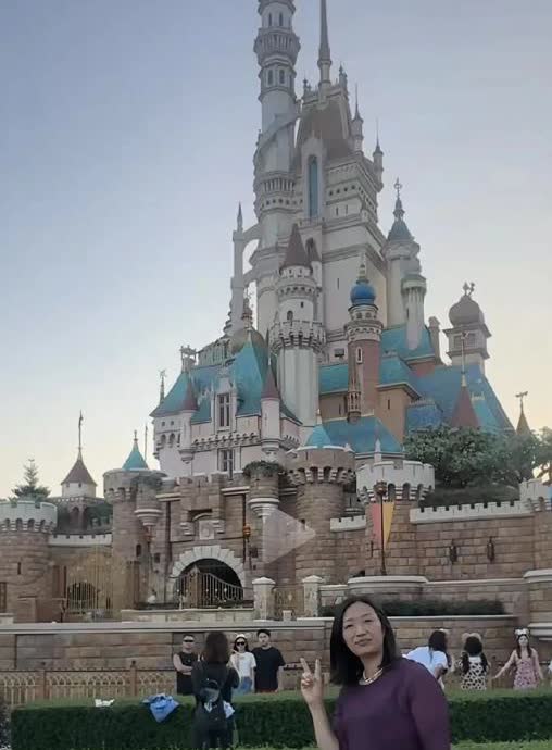 谢浩男妈妈美照大公开！母女迪士尼同框甜到齁，爬山庆生全记录~

看到妈妈给擦