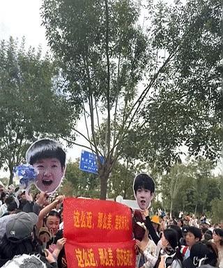 如果不是故意，那就一定是天意。这个横幅、应援牌、拍照布局真绝了。
大头这会儿正对