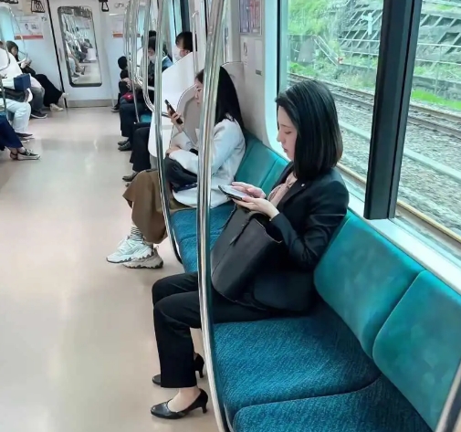 不是说外国人在车上看书的吗?