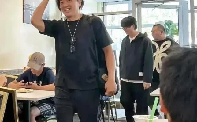 咱说话了！58了，土都埋半截了就别作了，郑伊健还当自己是小伙子呢？
难不成想要