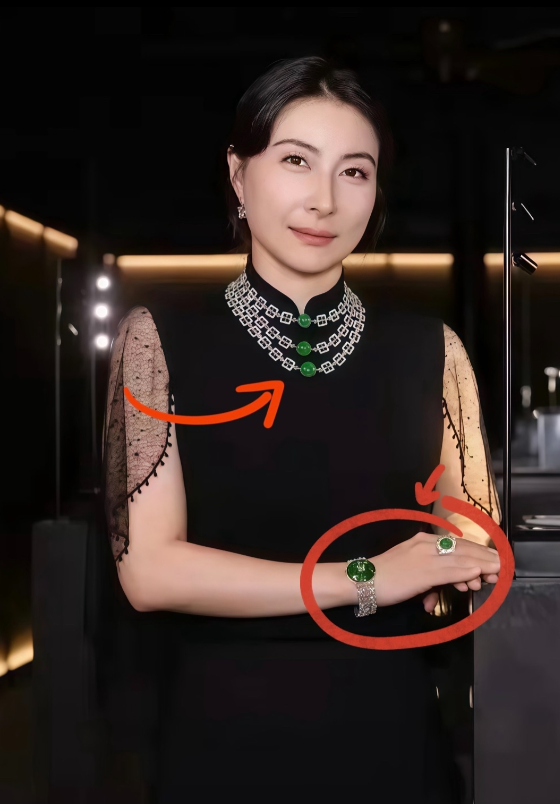 郭晶晶太狠了！戴 1900 万翡翠配 3 年旧裙，网友：这才是真豪门～

谁能把