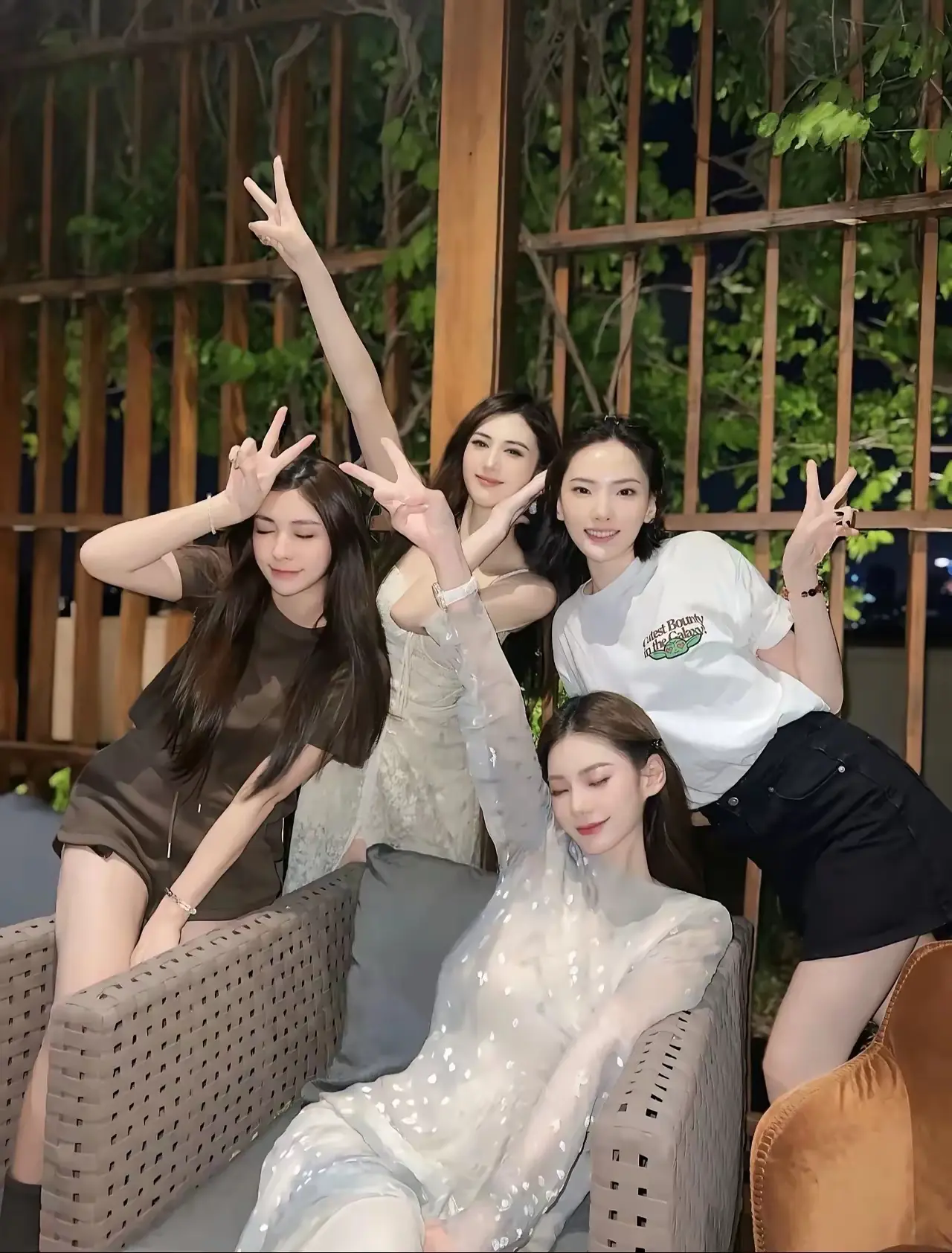马晓梅晒闺蜜合照，众人肤白貌美、长腿吸睛。果然志趣相投，友谊才能长长久久。