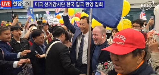 韩国总统大选在即，美国观察团“仁川登陆”，民众激动高呼“USA”！


韩媒报道