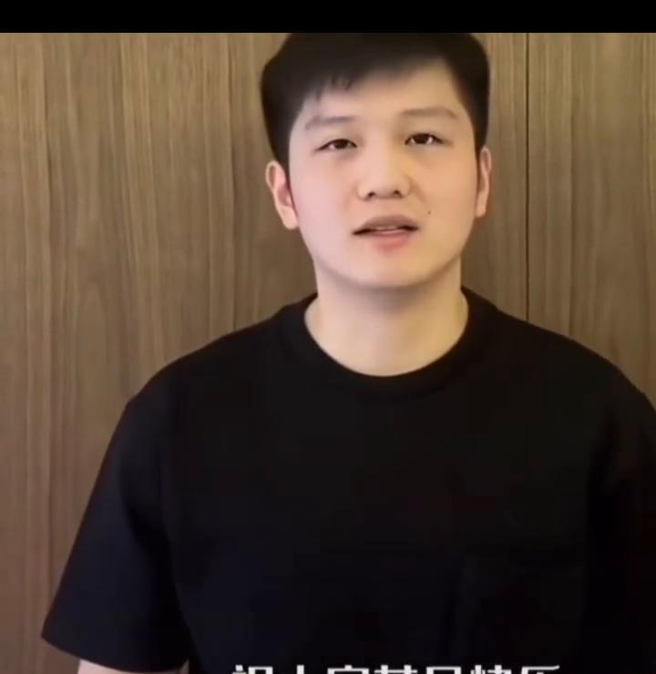 我是樊振东，祝大家节日快乐。在这个奋斗的时代，希望大家跟我一起保持清醒的头脑，摆