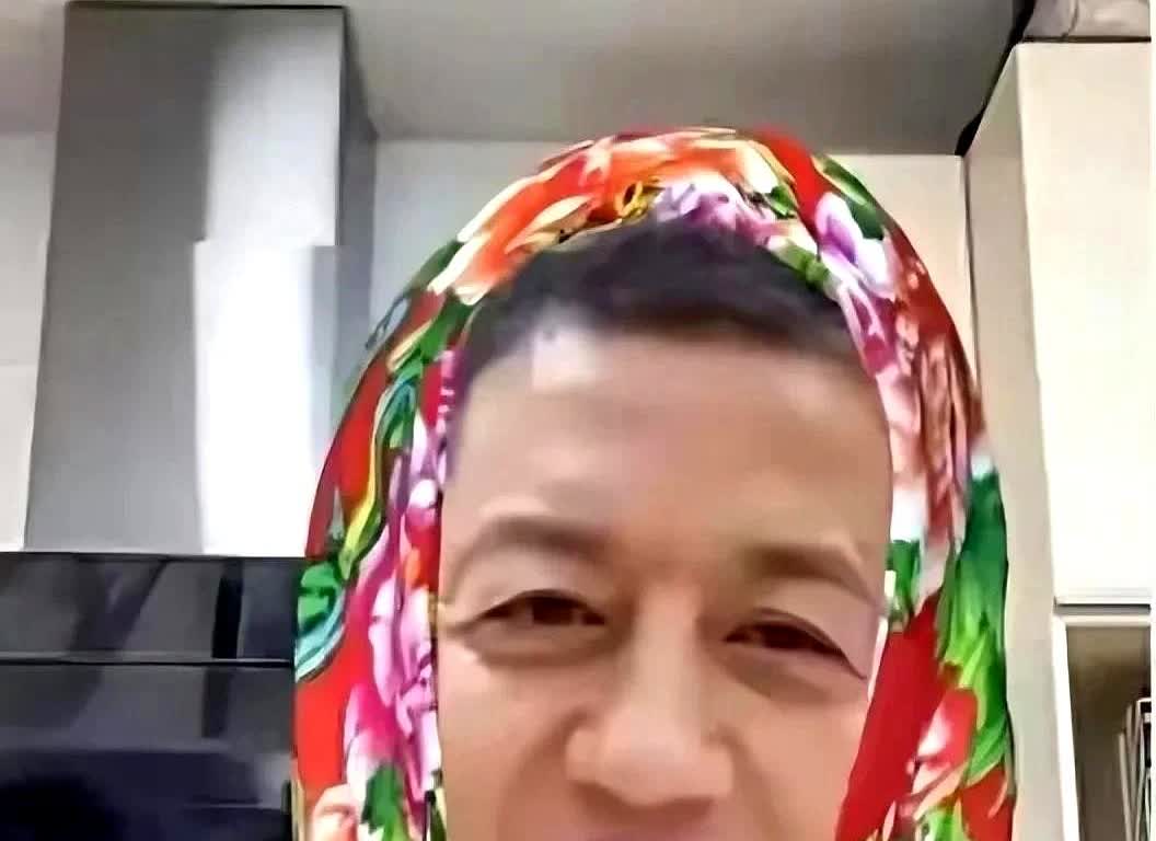 李亚鹏投资为什么总失败？现在连平层都住不起，搬去水泥房了。原因很简单，
当年张