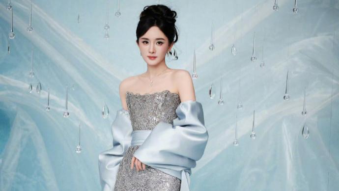 杨幂化身蓝色太阳神女 冰川斗篷惊艳上海