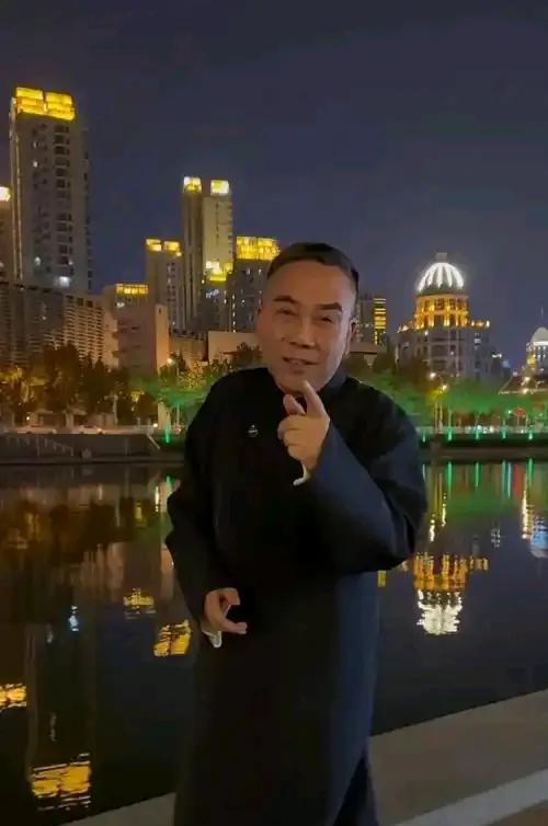 我跟你们说，杨议直播带货那场面，真的太抓马了！他刚打开直播，就有两个“显眼包”网