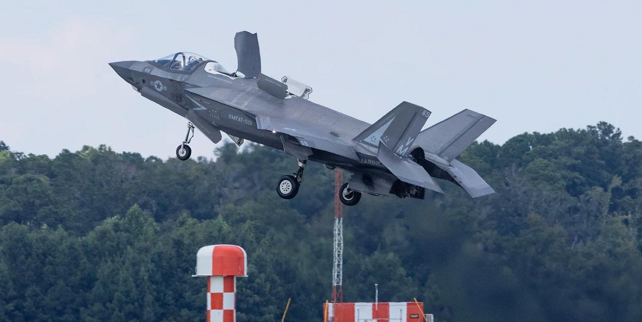 2023年9月，美军海军陆战队一架F-35B战机经历了一次“离奇事故，在飞行员跳