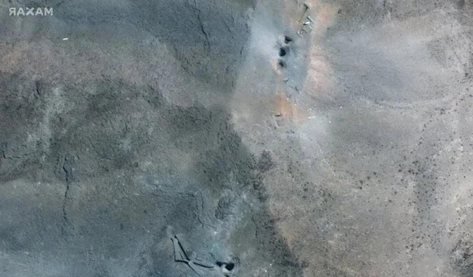从现场拍摄的福尔多核设施被袭后的卫星图来看，地表面留下了6个平平无奇的弹坑。
花