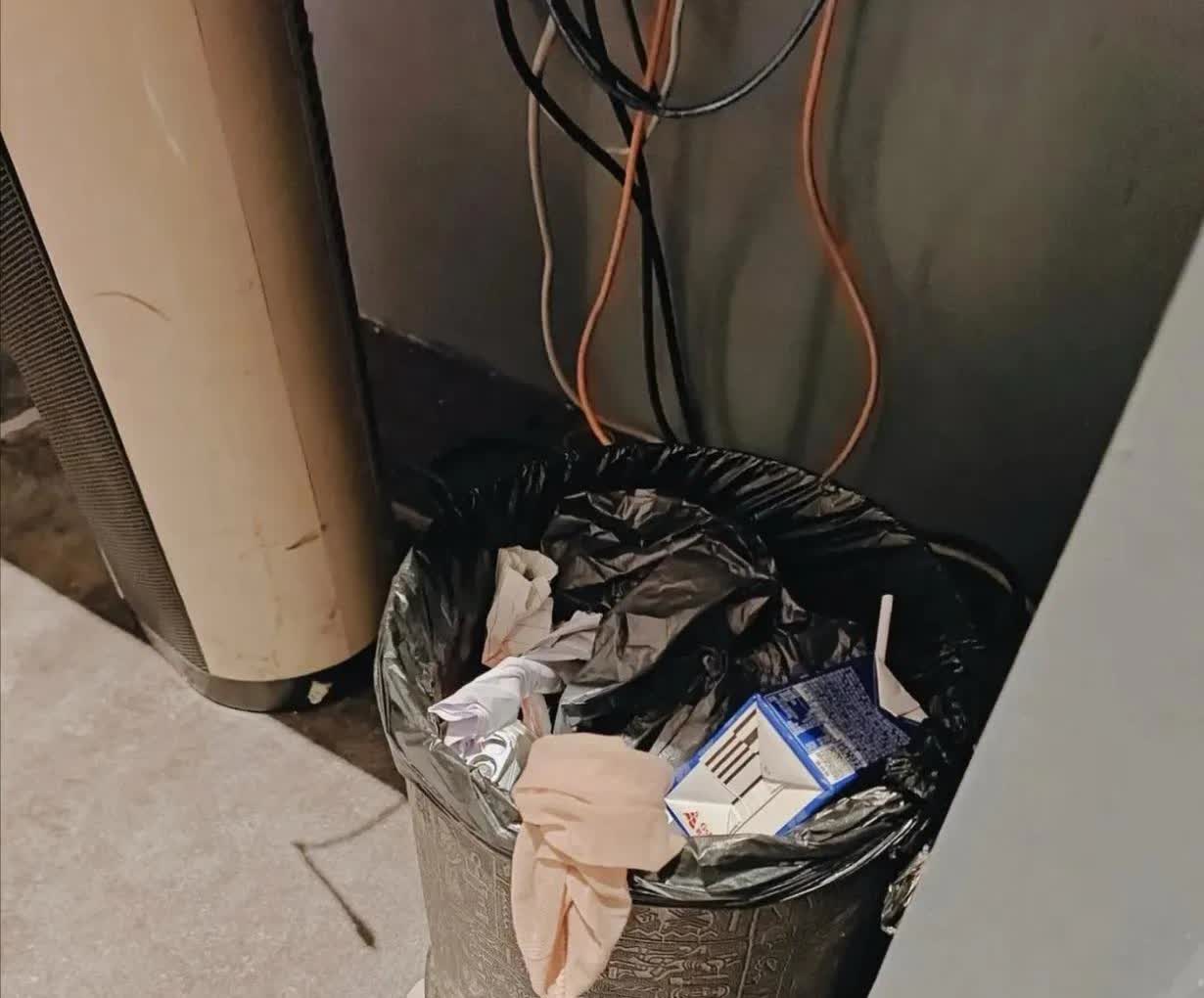 好恶心……
路过垃圾桶直接被吓到，里面居然躺着一只丝袜！谁懂啊，公共区域这么乱
