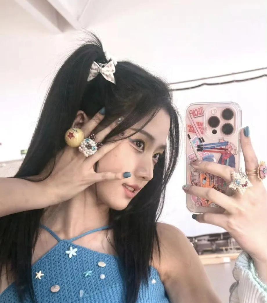 #卢昱晓# #卢昱晓QQ秀# 啦啦啦啦女神就是这样的[舔屏]