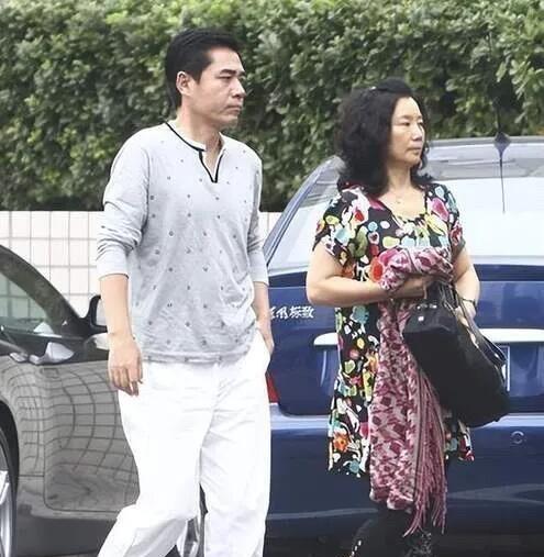 这一对夫妻是娱乐圈里最恩爱的一对，结婚几十年了依旧恩爱如初，而且没有任何的绯闻。