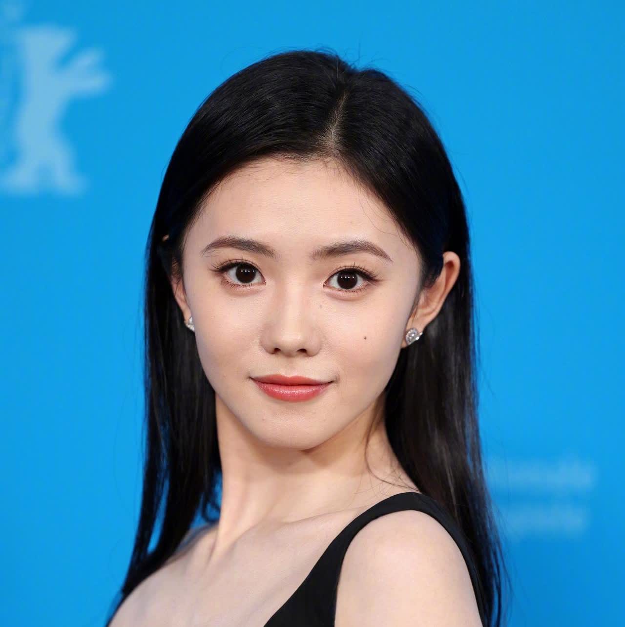 刘浩存的经纪人不给她吻戏的理由是她还没谈过恋爱。25岁了，这个人设也太古典了，何