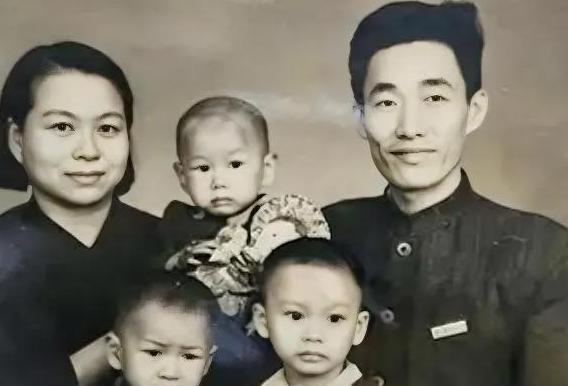 1947年，中统特务拿出了一张照片，对同事张一锋说：“这个人是地下党，过几天就去