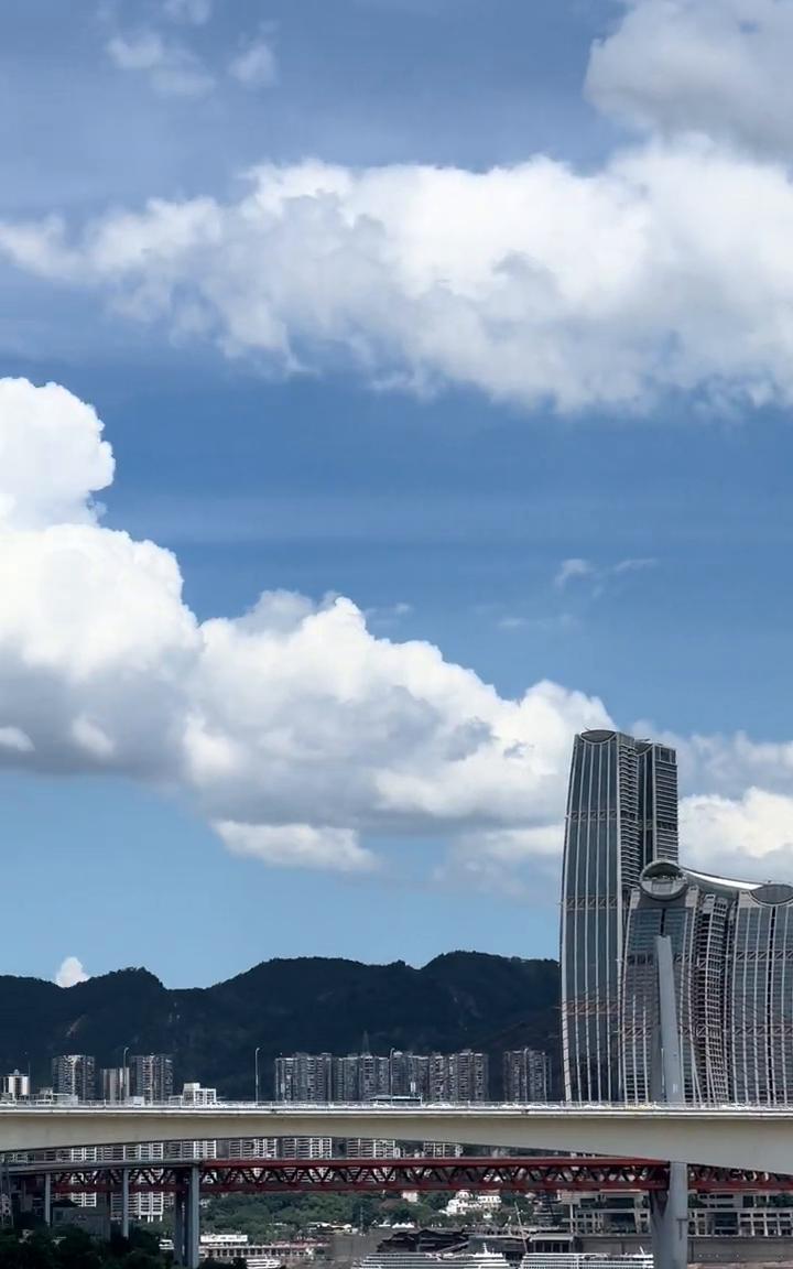 今天的重庆蓝天白云给大家看一下。这里是重庆地铁二号线，这个大西收费站，蓝天白云太