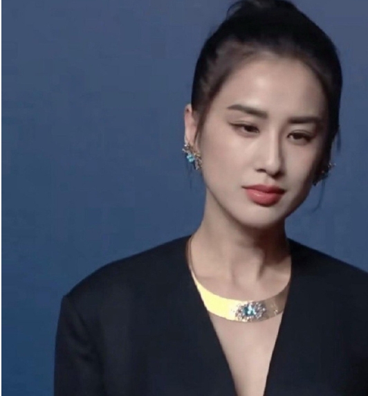 事实证明，真正抗老的是长脸， 而不是圆脸。看黄圣依这脸型和骨相，都没有法令纹。