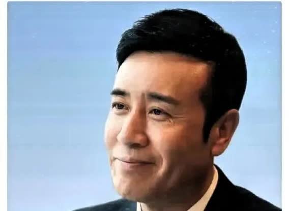 于和伟回抚顺吃个饭，消费了334元，老板抹零后收了300。可当店主想合影时，于和