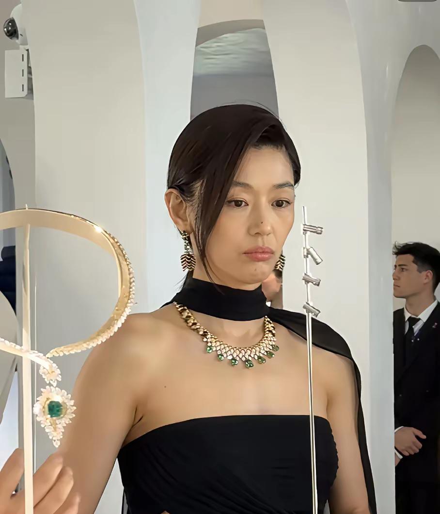 全智贤不道歉，是因为她代言的都是顶奢，根本不需要我们国内的市场。
她觉得，也影响