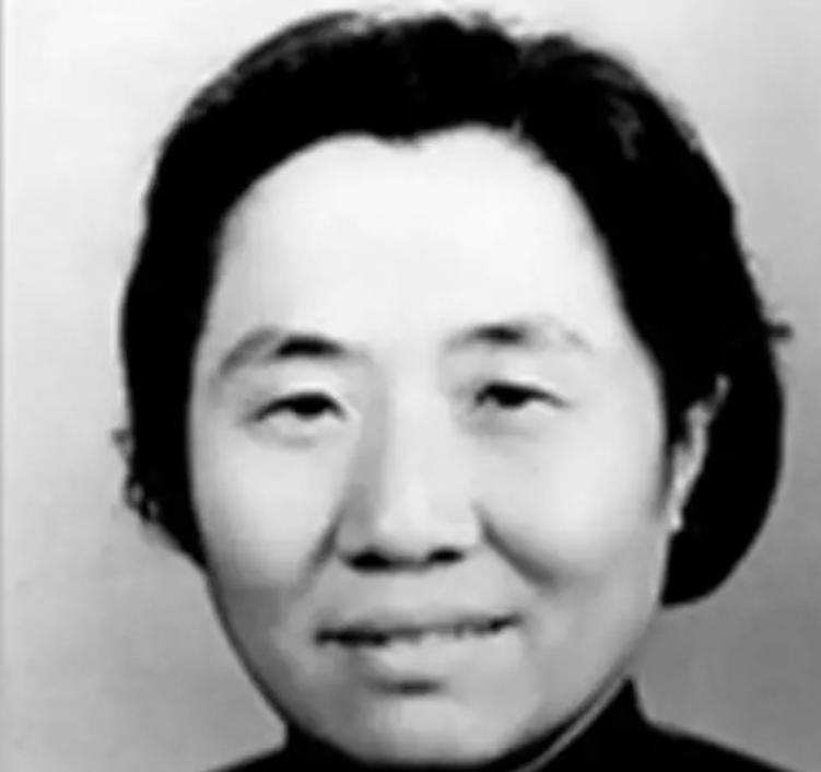 1950年，周总理在一场宴会中看到徐向前的夫人黄杰，他专程走过去对她说：“20年