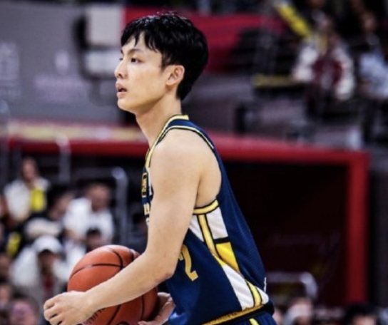 徐杰由于自己的身体条件，以及自身的速度、爆发力，对抗等问题，一遇到高端局比赛，大