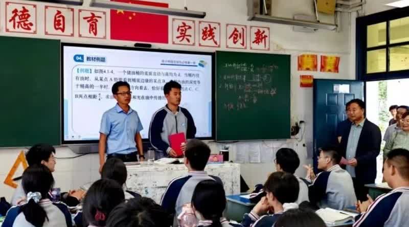 果然每个时代都会有少年英雄！
昨晚十点多，繁昌一中门口发生惊险一幕。高二学生骆
