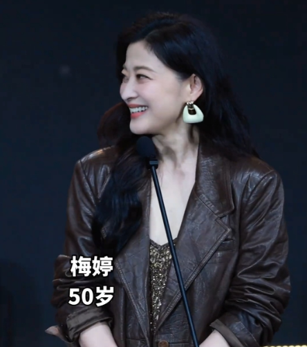 气质真的很重要，明星的气质就是不一样，虽然年纪大了，但是呢气质好看着就很舒服，大