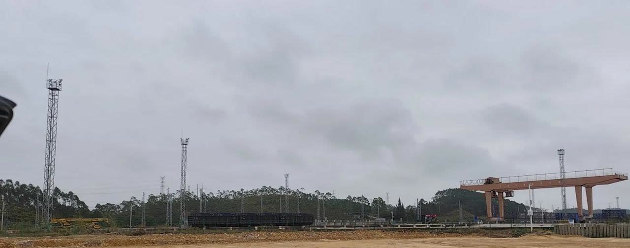 防城港，这座位于广西壮族自治区南部的滨海城市，正以其日新月异的工地景象吸引着人们
