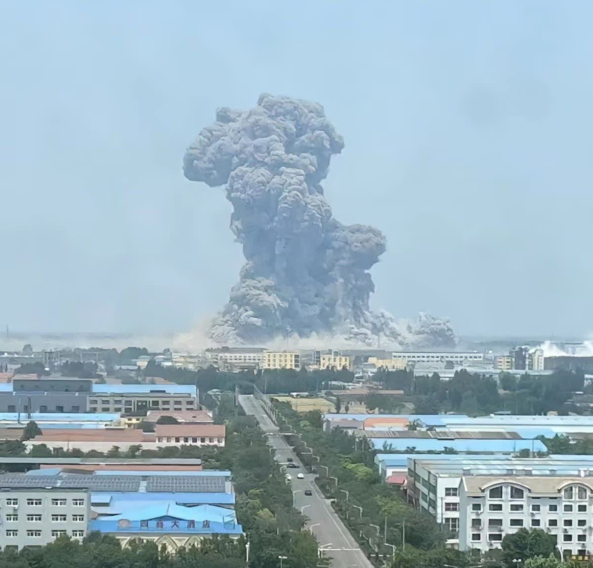 山东高密爆炸！27日11时57分左右山东友道化学有限公司车间发生爆炸事件。
网
