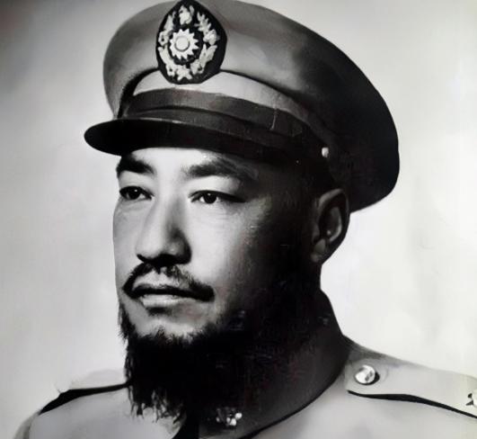 他活埋了5000红军，逃往国外安享晚年，1975年死在了沙特，他就是马步芳。
俗