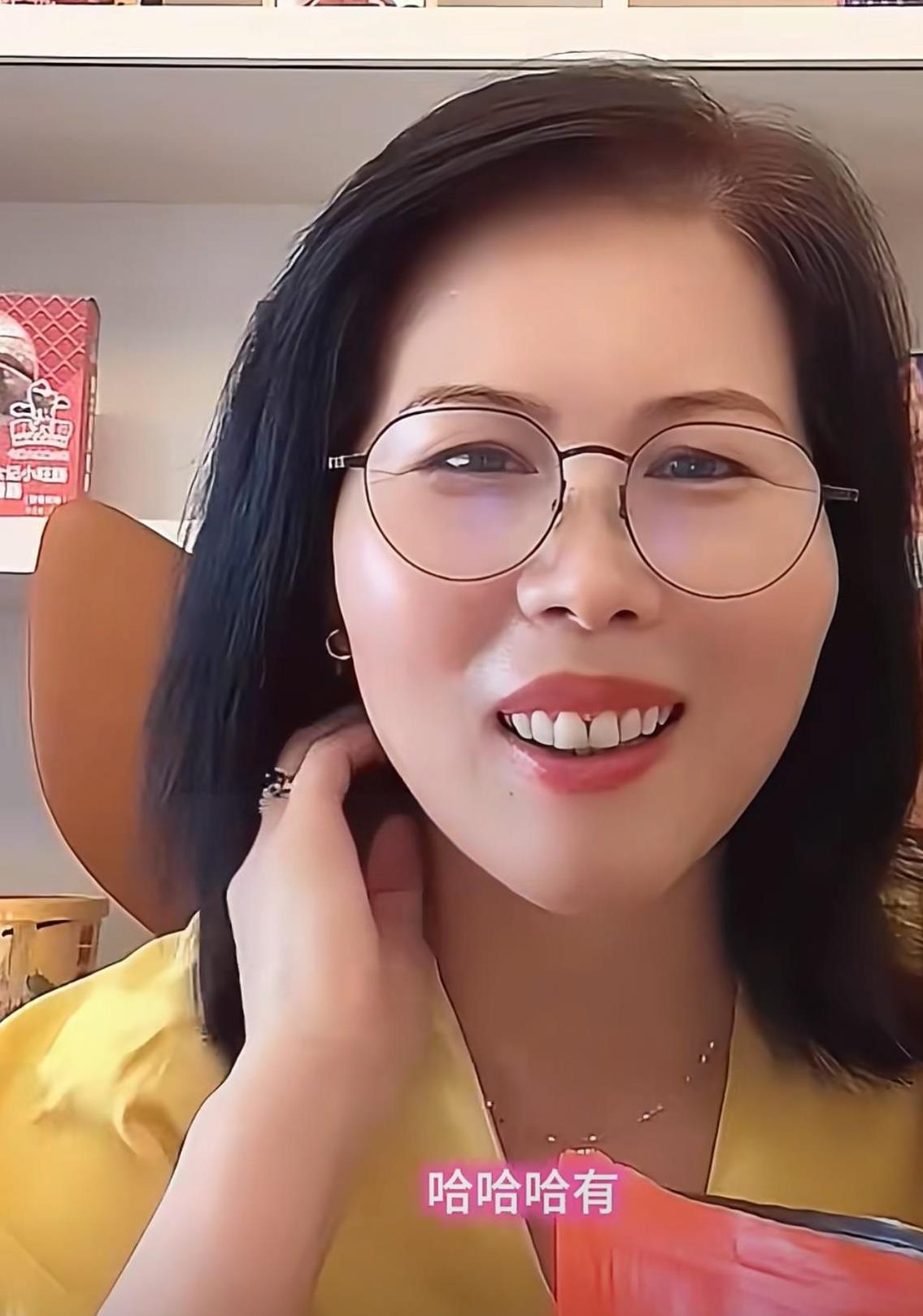 小杨阿姨今天一开播
直播间里问的最多的就是今天晚上汪小菲生日，小玥儿霖霖准备的啥