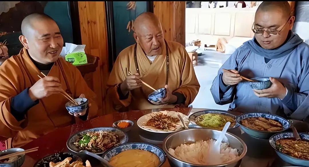 与时俱进，现在的出家人也想开了，酒肉穿肠过，佛祖心中留，该吃该喝[黑线]